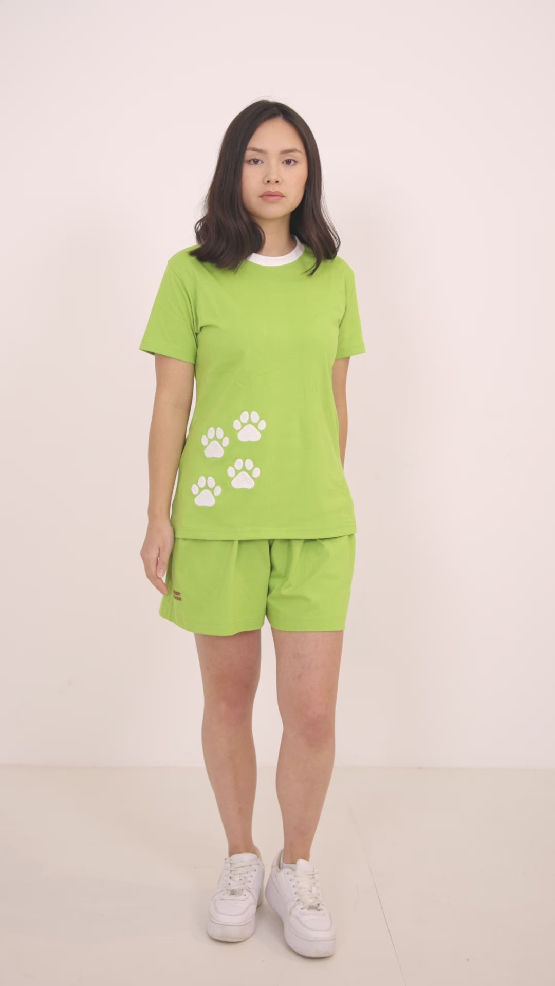 Video laden: Dog paw embroidered pyjama t-shirt shorts