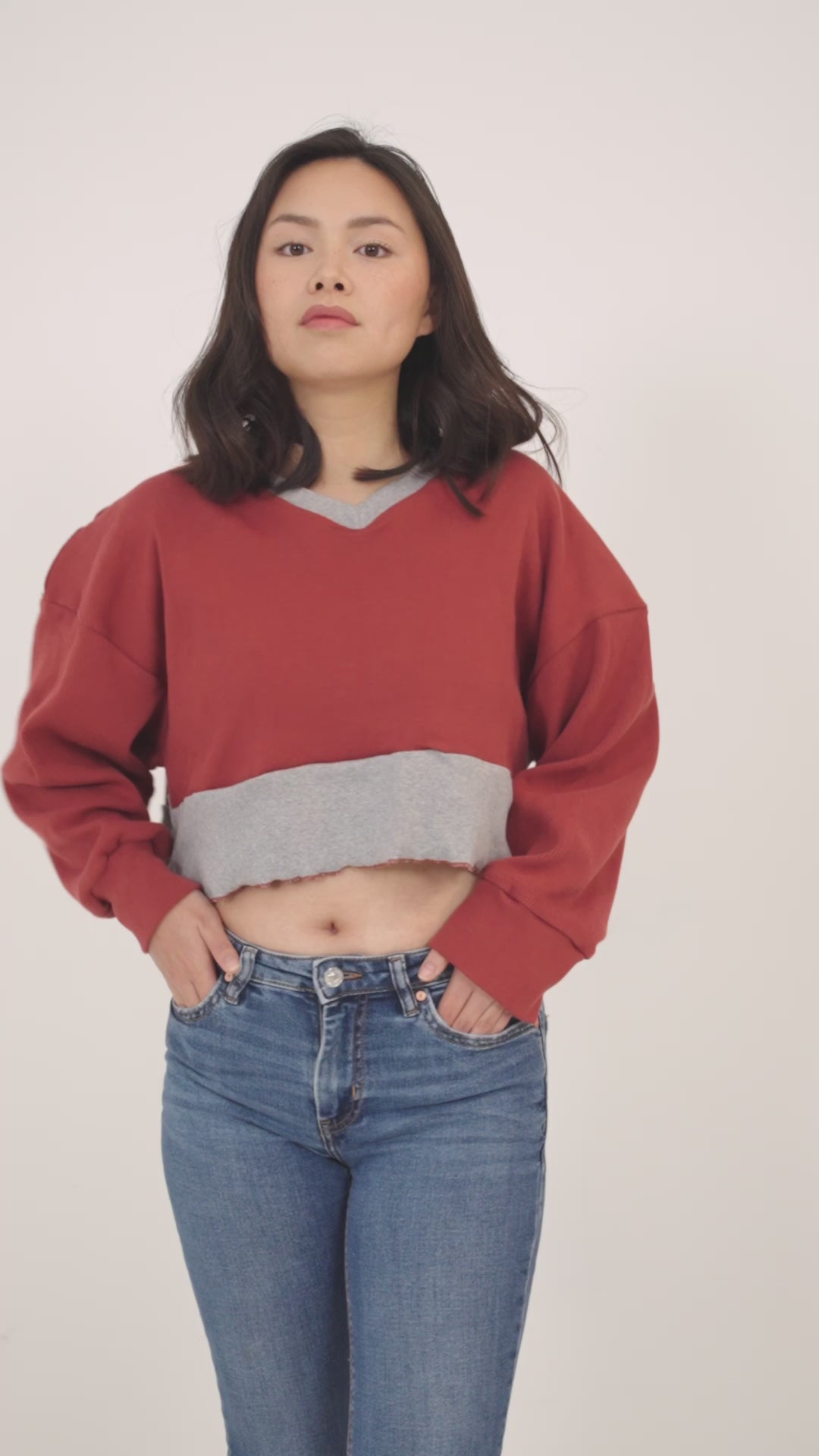 Video laden: Colourblocked ribbed oversized crop top